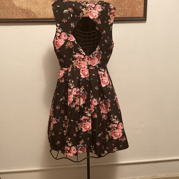 Forever 21 size Medium Floral with black background - Picture 4 of 5